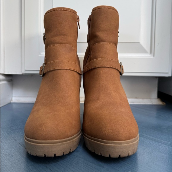 Report Women’s Size 10 Dakota Camel Block Heel Lug Boots with Buckles - Picture 2 of 6